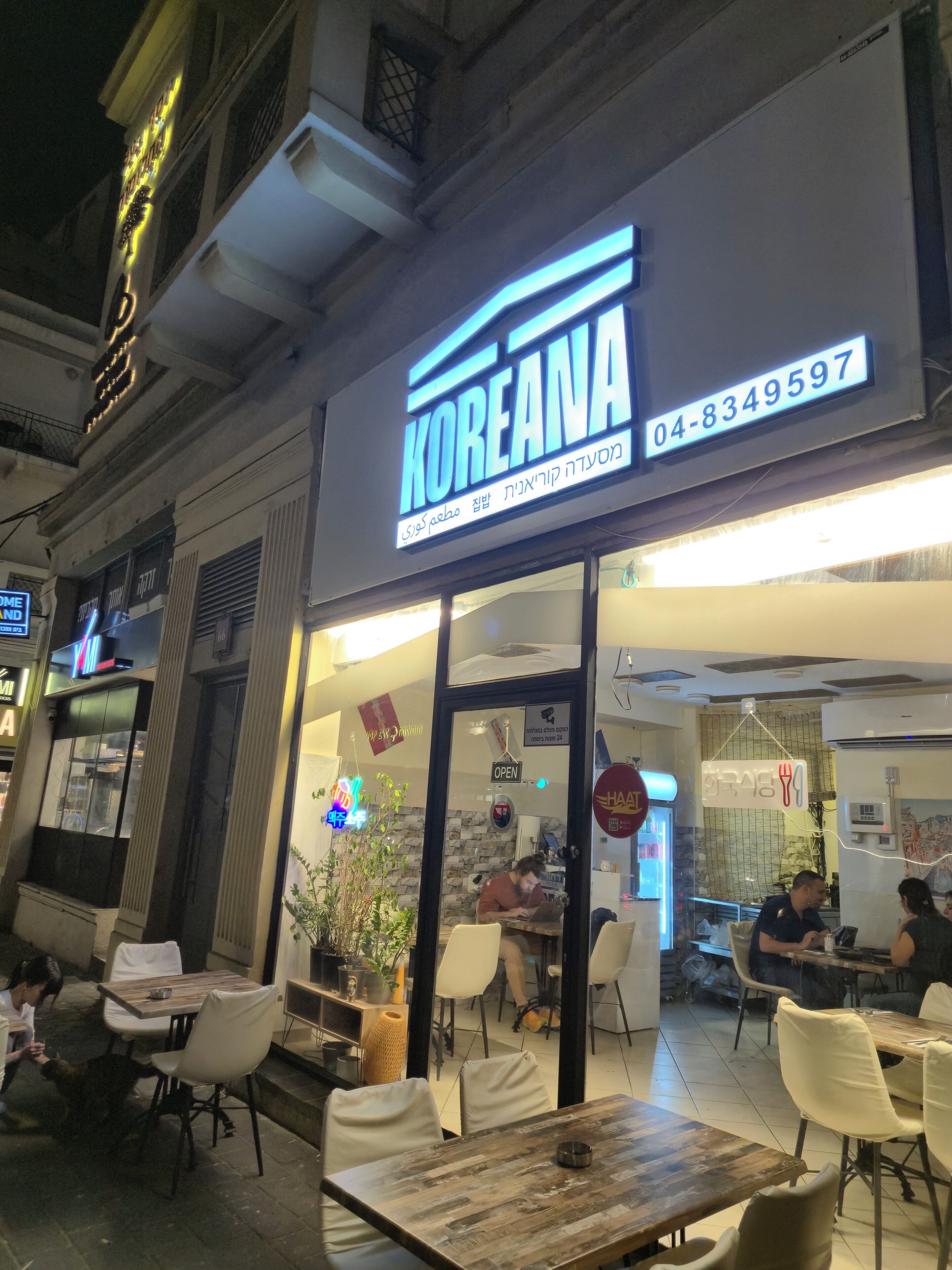 Restaurante chamado KOREANA com área externa e número de telefone visível.