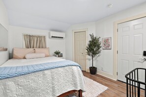 1 bedroom, iron/ironing board, Internet, bed sheets