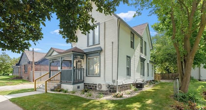 Unique 2-Story Studio Apartment - Walk To Downtown