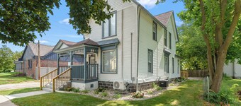 Unique 2-Story Studio Apartment - Walk To Downtown