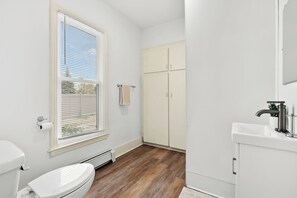 Hårtork, handdukar, tvål och toalettpapper