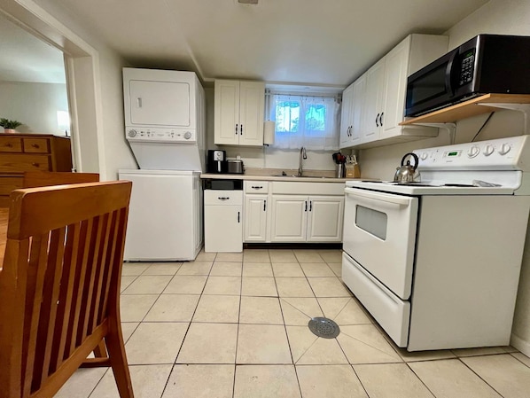 Fridge, microwave, oven, stovetop - Cedar City Basement Basecamp (Cedar City)