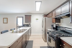 Réfrigérateur, four à micro-ondes, un four, surface de cuisson