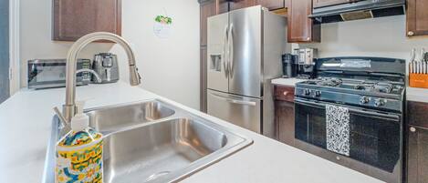 Jääkaappi, mikroaaltouuni, uuni, liesi