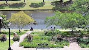 A park with a pond, pathways, benches, and lamp posts. - Hidden Gem Quiet 2BR Guest House Near Downtown with King Beds, Kitchen & Patio (Natchitoches)