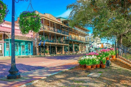 Hidden Gem Quiet 2BR Guest House Near Downtown with King Beds, Kitchen & Patio