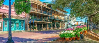 Hidden Gem Quiet 2BR Guest House Near Downtown with King Beds, Kitchen & Patio