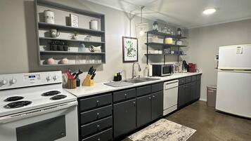 Microondas, horno, placa de cocina y lavavajillas