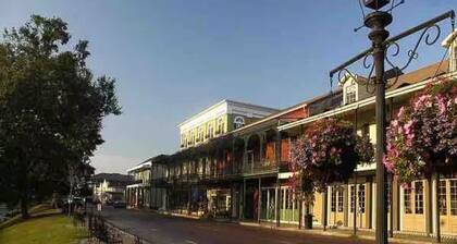 Hidden Gem Quiet 2BR Guest House Near Downtown with King Beds, Kitchen & Patio