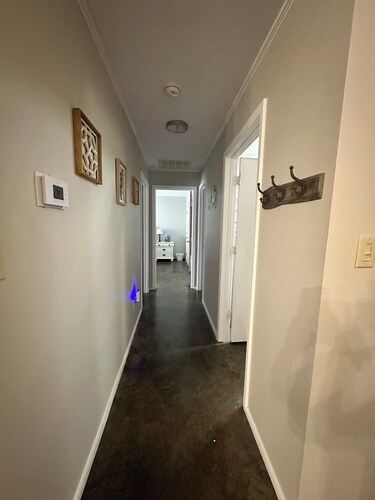 Charming 2BR Guesthouse, King Beds, Kitchen & Parking Close to Historic Downtown