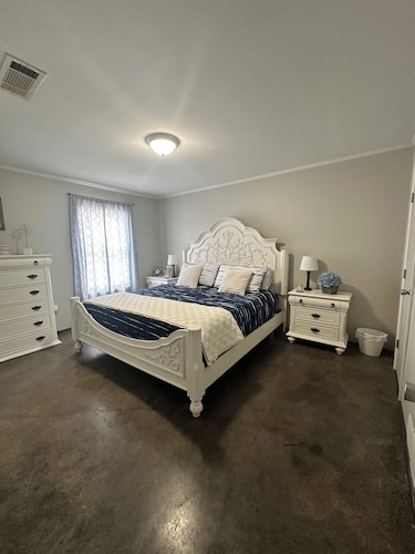 Hidden Gem Quiet 2BR Guest House Near Downtown with King Beds, Kitchen & Patio
