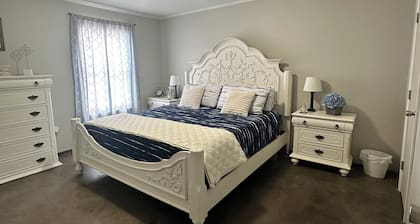 Hidden Gem Quiet 2BR Guest House Near Downtown with King Beds, Kitchen & Patio