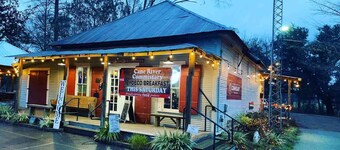 Charming 2BR Guesthouse, King Beds, Kitchen & Onsite Parking & Close to Downtown