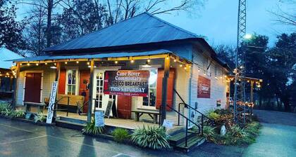 Charming 2BR Guesthouse, King Beds, Kitchen & Onsite Parking & Close to Downtown