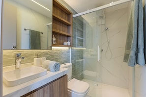 Shower, hair dryer, bidet, towels