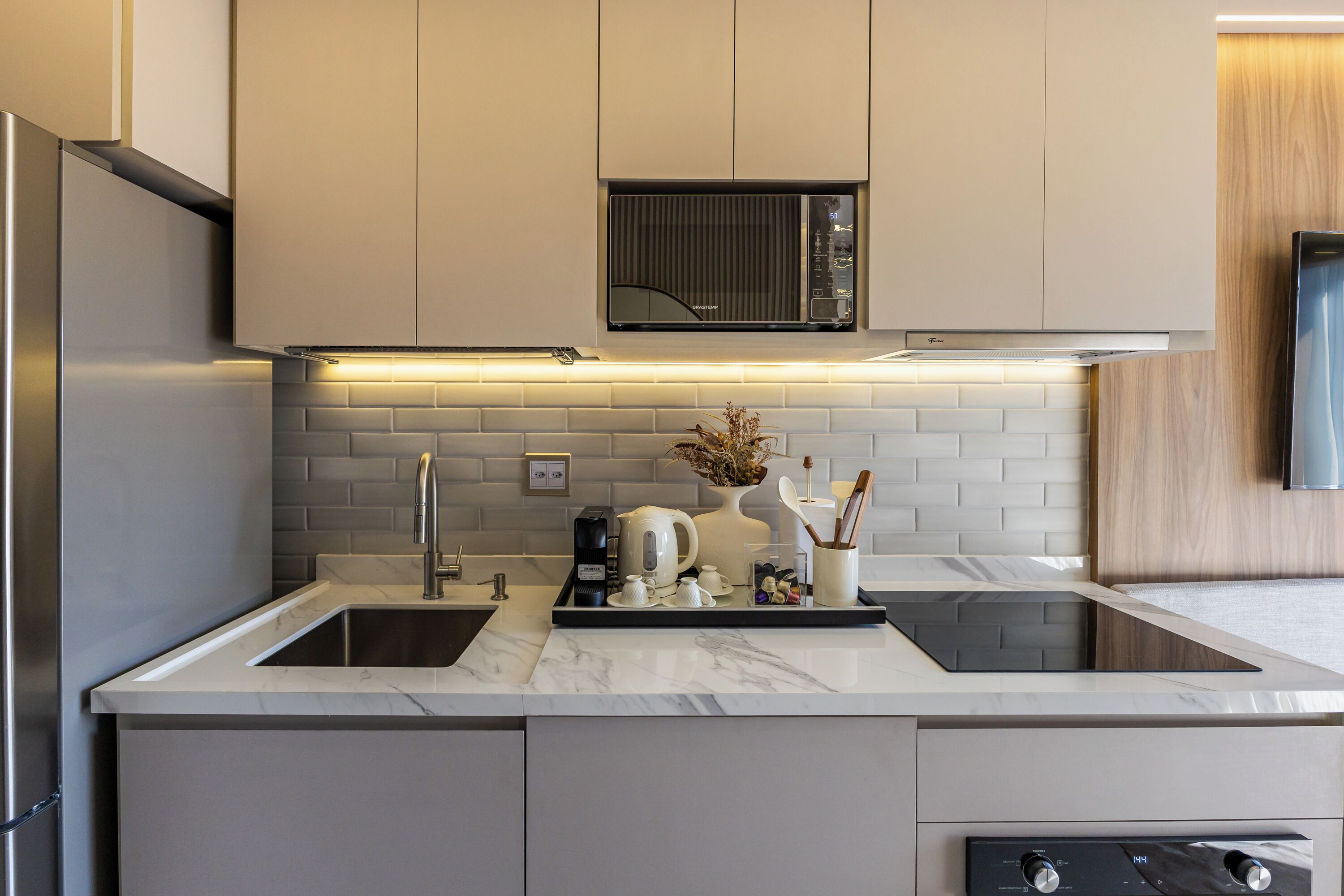 Microondas, horno, parrilla de estufa y cafetera y tetera 