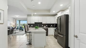 Perhehuoneisto | Yksityinen keittiö | Täysikokoinen jääkaappi, mikroaaltouuni, uuni, liesi