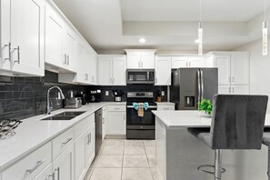 Apartament familiar | Cuina privada | Frigorífic gran, microones, forn i placa de cuina 
