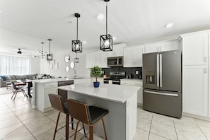 Comfort Apartment | Private kitchen | Full-size fridge, microwave, oven, stovetop - Storey Lake condos by UNE Homes (Kissimmee)