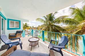Terrace/patio - Waterfront Paradise 4/4, Private Dock, Game Lounge, Pool, Hot tub & Beach Access (Key Colony Beach)