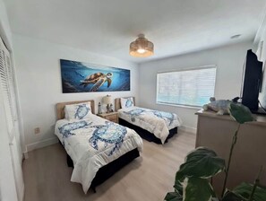 4 bedrooms, iron/ironing board, free WiFi, bed sheets - Waterfront Paradise: Dock, Pool & Beach at Cabana Club (Key Colony Beach)