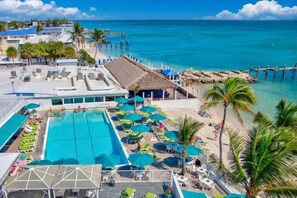 A heated pool - Waterfront Paradise: Dock, Pool & Beach at Cabana Club (Key Colony Beach)