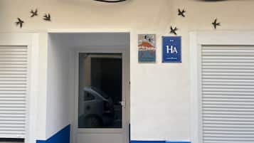 Vista frontal de la propiedad