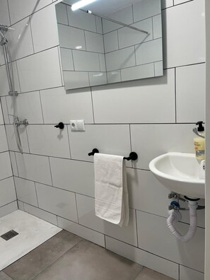 Studio dành cho gia đình, quang cảnh thành phố | Bàn, màn/rèm cản sáng, phòng cách âm, bàn ủi/dụng cụ ủi quần áo 