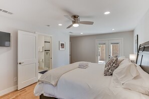 5 bedrooms, iron/ironing board, WiFi, bed sheets