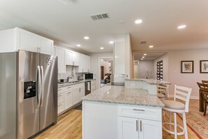 Microonde, forno, piano cottura, lavastoviglie