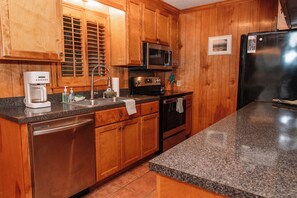 Private kitchen - Serene Summerton, Family-friendly Lake Fun! (Summerton)