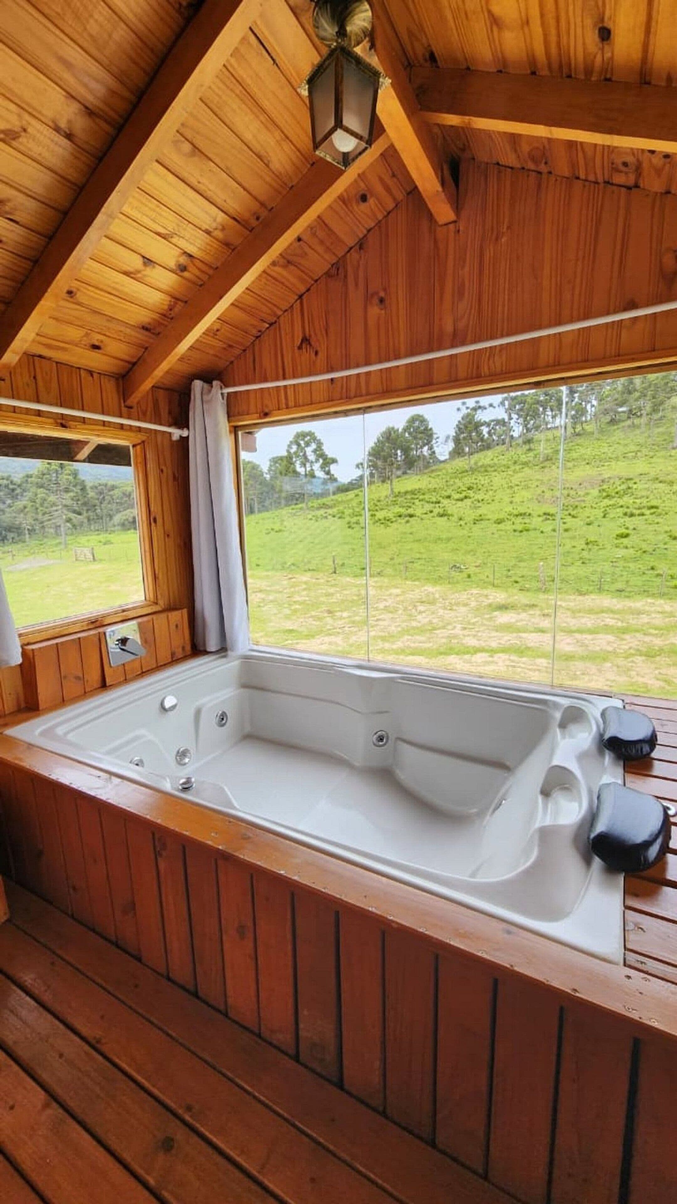 Cabaña Premier, vista al jardín | Tina de hidromasaje privada