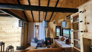 Cabana Rancho do Vale com Hidromassagem - Villa das Araucárias - Urubici - SC | Cozinha privada | Geladeira, talheres/pratos/utensílios de cozinha, mesas de jantar