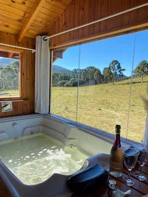 Cabana Chapéu de Palha com Hidromassagem - Villa das Araucárias - Urubici | Banheira de hidromassagem particular