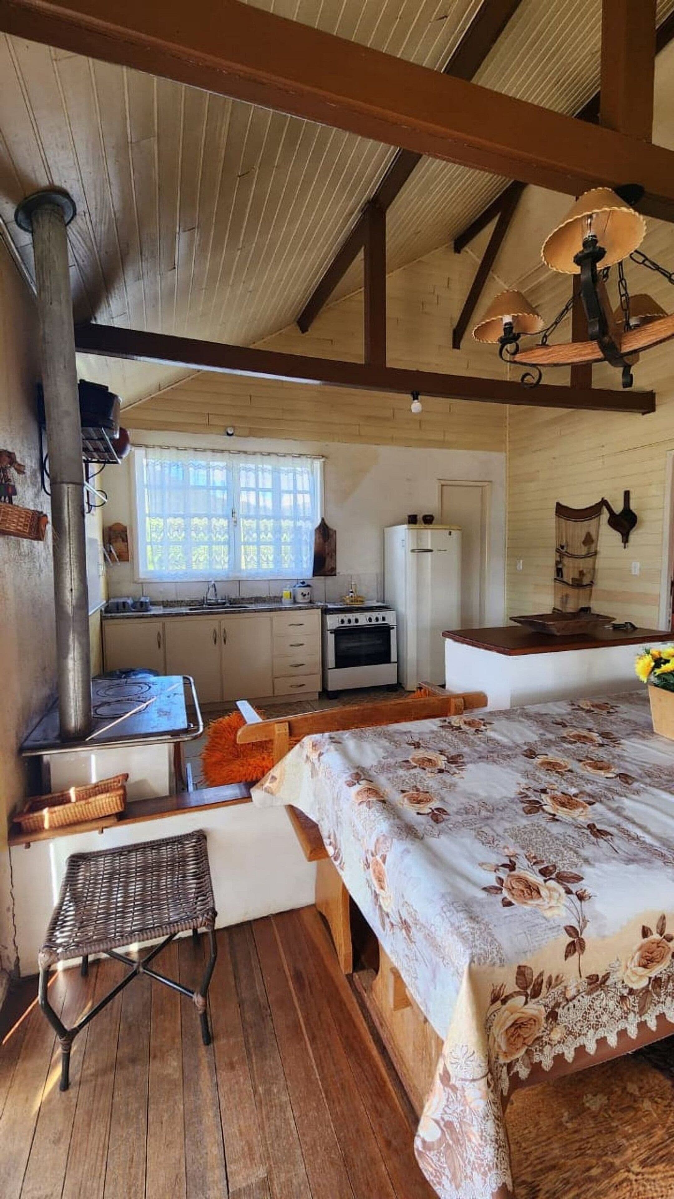 Cabaña Grand, vistas a la montaña | Cocina privada | Frigorífico, utensilios de cocina y mesa de comedor