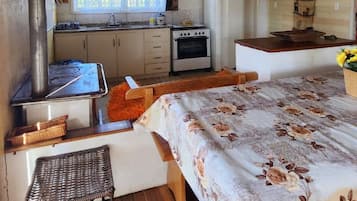 Grand huisje, uitzicht op bergen | Privékeuken | Een koelkast, kookgerei, borden en bestek, een eettafel