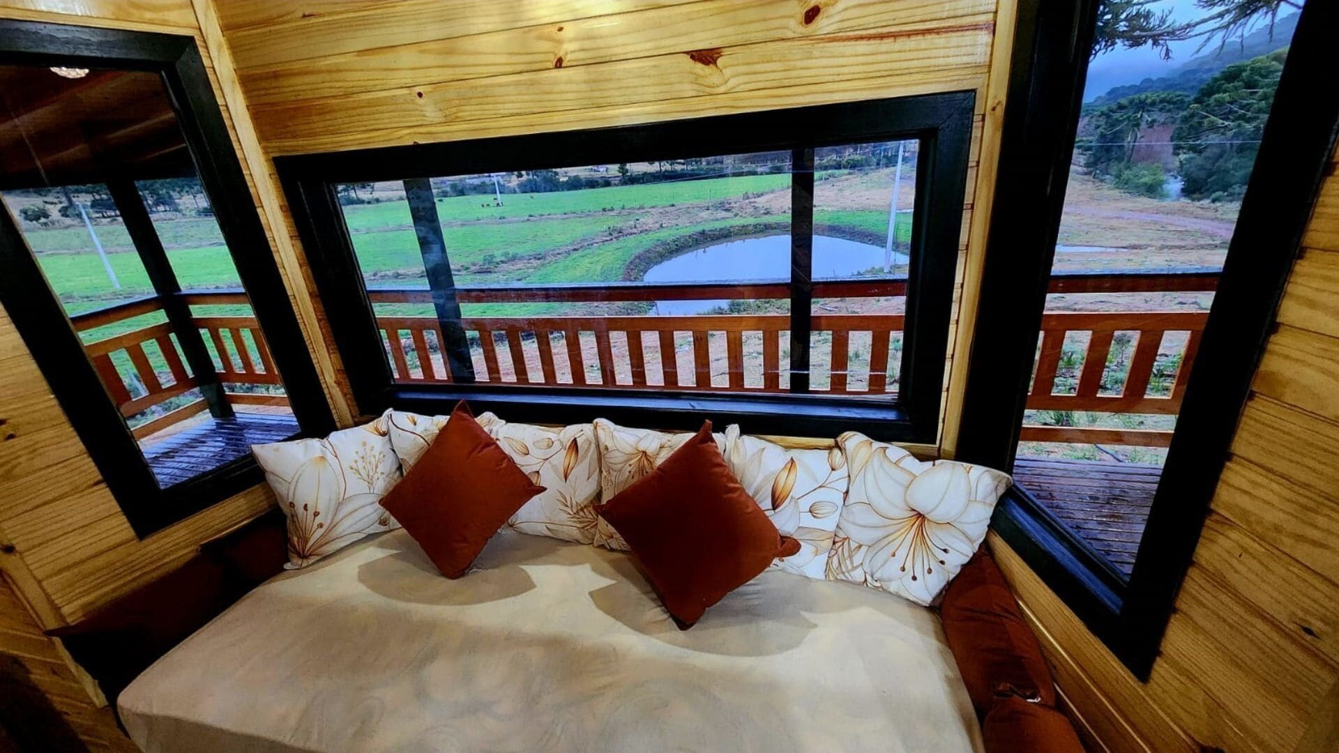 Cabaña romántica, bañera de hidromasaje, vistas a la montaña | Ropa de cama de alta calidad y decoración individual