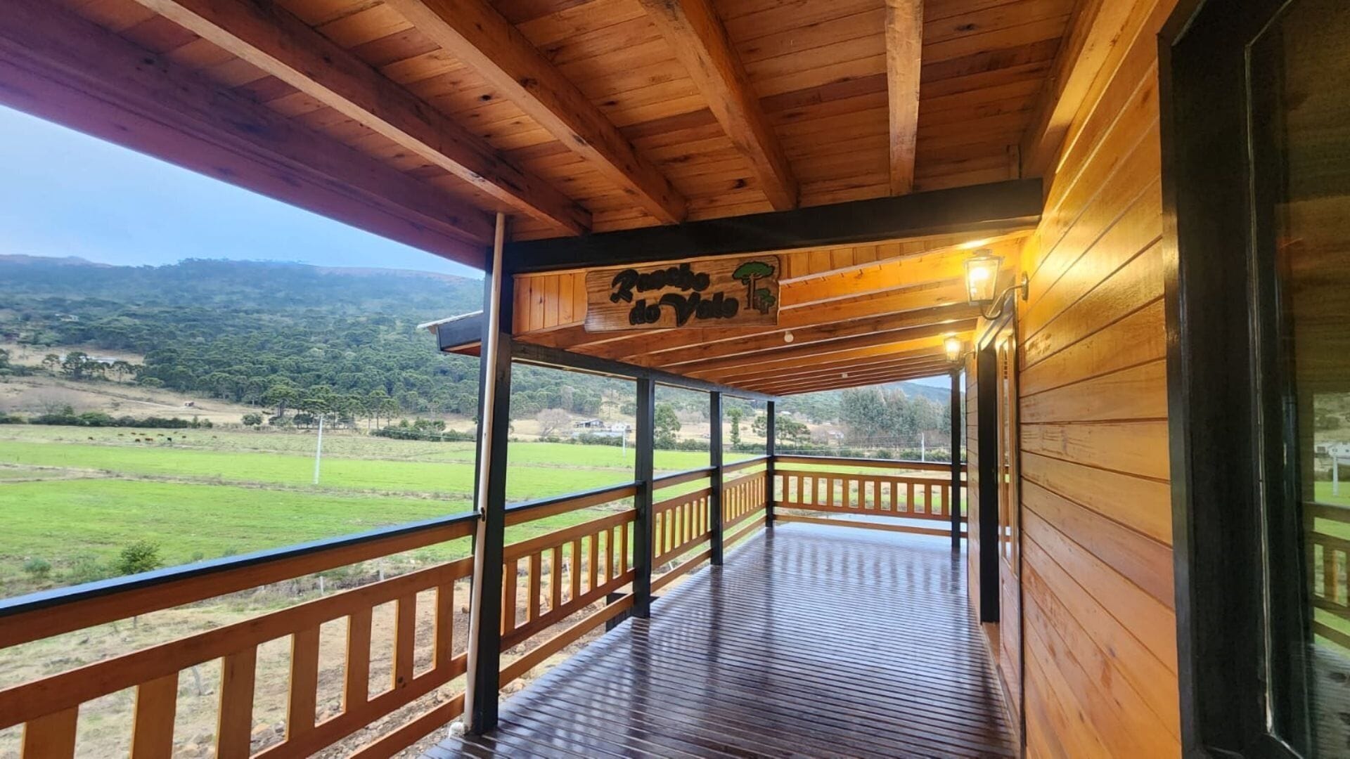 Eine Holzterrasse mit einem Schild, auf dem 'Ranches do Vale' steht.
