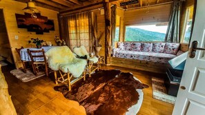 Premier Cabin, Garden View | Living area