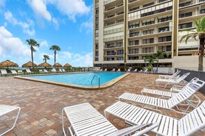 Una piscina al aire libre, una piscina climatizada