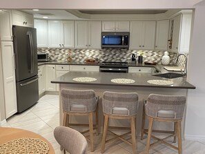 Refrigerador, microondas, horno, placa de cocina