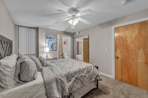 2 室のベッドルーム、アイロン / アイロン台、WiFi、ベッドシーツ