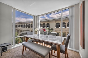 Dining - Flats CLE Retreat, Free Parking, 24/7 Gym (Cleveland)