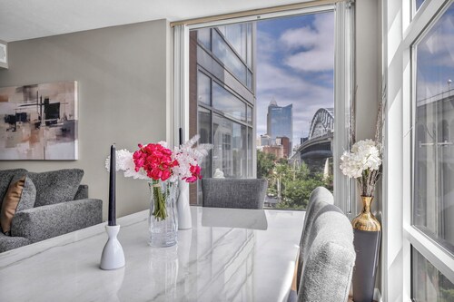 Flats CLE Retreat, Free Parking, 24/7 Gym