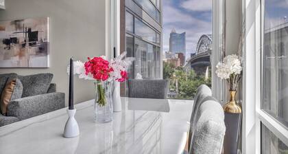 Flats CLE Retreat, Free Parking, 24/7 Gym