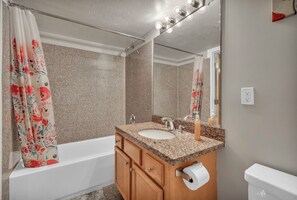 ヘアドライヤー、タオル、石鹸、トイレットペーパー