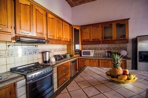 Fridge, microwave, oven, coffee/tea maker