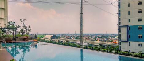 สระว่ายน้ำกลางแจ้ง