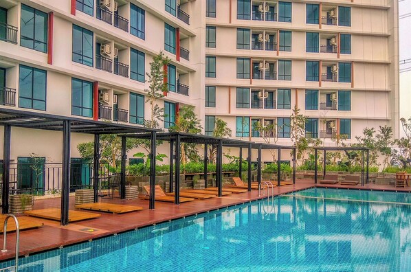 Outdoor pool - Neat Studio At Lrt City Bekasi Apartment (Bekasi)