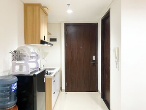 Standard Apartment | Private kitchen | Cookware/dishes/utensils